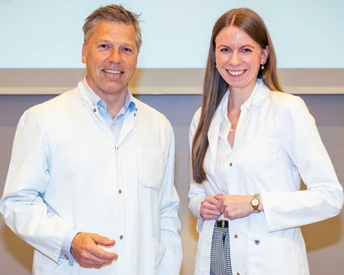 Prof. Dr. Clemens Tempfer (l.), Direktor der Klinik für Frauenheilkunde und Geburtshilfe, und Dr. Julia Hecken (r.), Assistenzärztin der Klinik für Frauenheilkunde und Geburtshilfe, informierten rund um das Thema Gebärmutterhalskrebs.