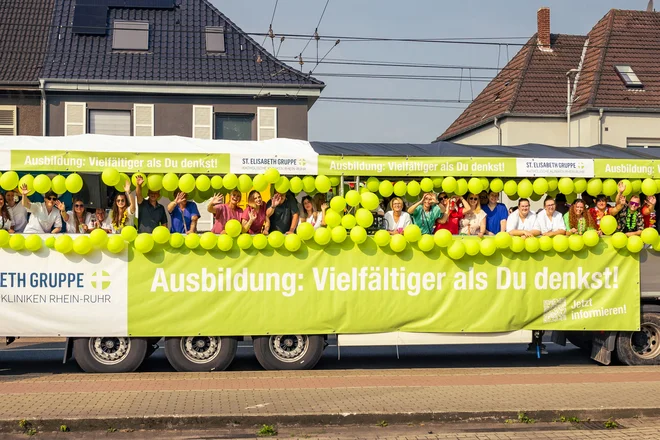 Mit selbst geschmückten Festwagen an dem Cranger Kirmesumzug durch Herne