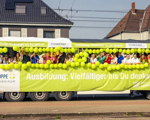 Mit selbst geschmückten Festwagen an dem Cranger Kirmesumzug durch Herne