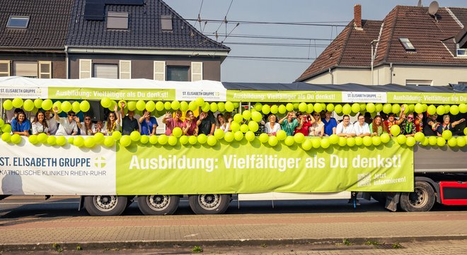 Mit selbst geschmückten Festwagen an dem Cranger Kirmesumzug durch Herne