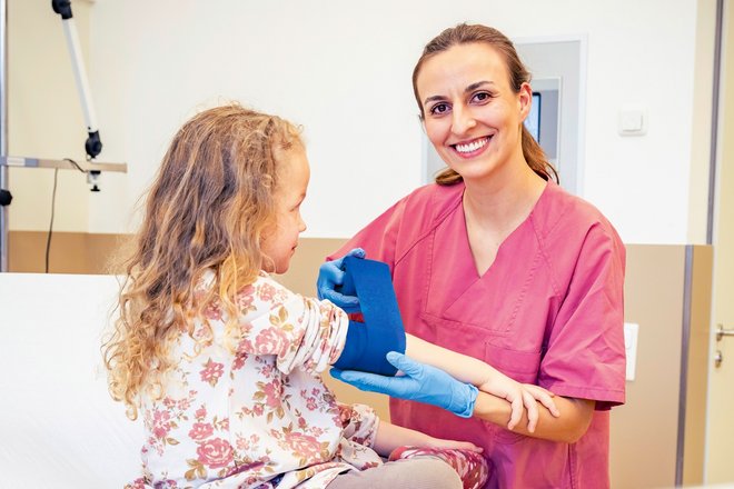 Kindernotfallpflege Verbandwechsel bei einem Kleinkind