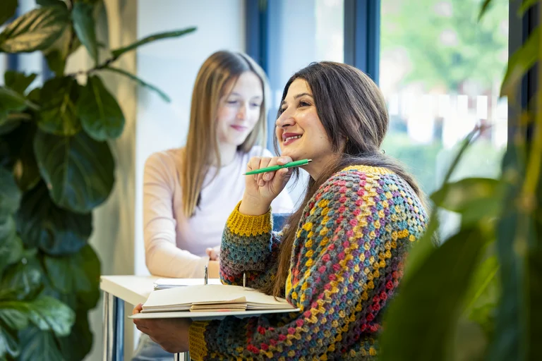 Studentin lernt für ihr duales Pflegestudium