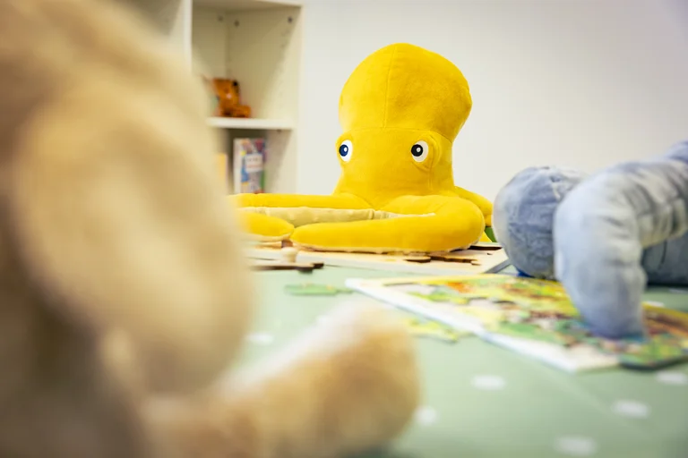 Stofftiere am Spieltisch der Kita Witten