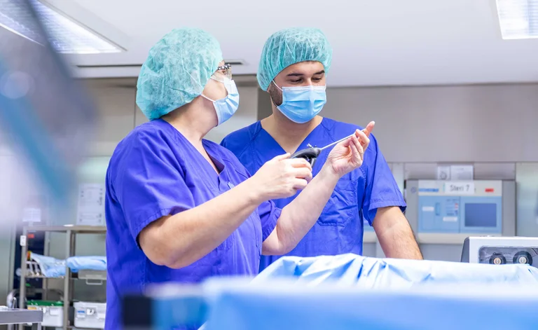 Einem Auszubildenden zur Fachkraft für Medizinprodukteaufbereitung wird etwas erklärt