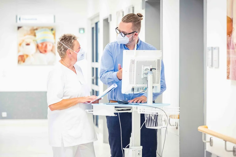 Egal ob telefonisch oder vort Ort auf der Station: Benjamin Schuldt ist Ansprechpartner für Pflegekräfte rund um die Digitalisierung.