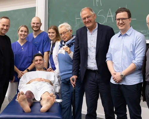 Prof. Dr. Thorsten Schäfer (links), Prof. Dr. Xenofon Baraliakos (2. v. l.), Priv.-Doz. Dr. Dr. Philipp Sewerin (2. v. r.), Prof. Dr. Bernhard Manger (rechts) und Prof. Dr. Markus Gaubitz aus Münster (3. v. r.)