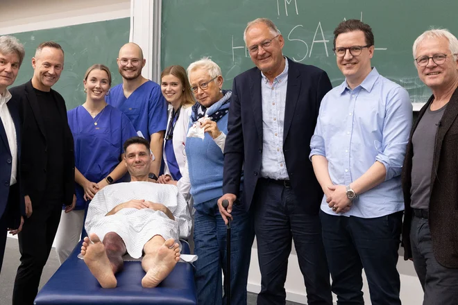 Prof. Dr. Thorsten Schäfer (links), Prof. Dr. Xenofon Baraliakos (2. v. l.), Priv.-Doz. Dr. Dr. Philipp Sewerin (2. v. r.), Prof. Dr. Bernhard Manger (rechts) und Prof. Dr. Markus Gaubitz aus Münster (3. v. r.) 
