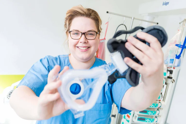 Atmungstherapeutin mit Maske