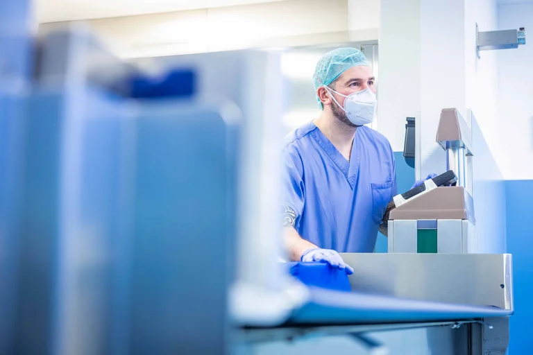 An der Patientenschleuse nimmt Baris Kesici seine Patienten in Empfang.