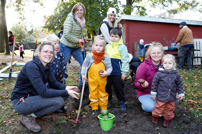 Die Kita-Kinder, ihre Eltern und ihre Großeltern