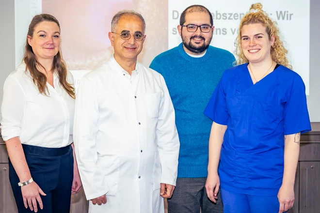 Prof. Dr. Metin Senkal (2. v. l.), Chefarzt der Klinik für Allgemein- und Viszeralchirurgie des Marien Hospital Witten, und das Team des Darmkrebszentrum.