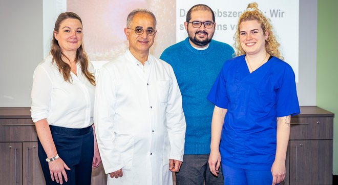 Prof. Dr. Metin Senkal (2. v. l.), Chefarzt der Klinik für Allgemein- und Viszeralchirurgie des Marien Hospital Witten, und das Team des Darmkrebszentrum.