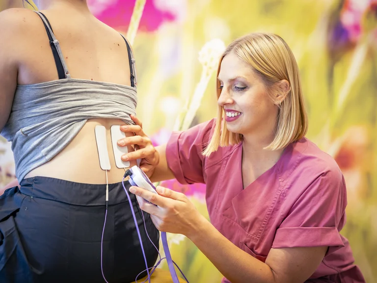 Eine Hebamme richtet eine PDA bei einer schwangeren Patientin ein