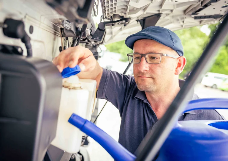Vor Fahrtantritt prüfen Peter Kompalka und seine Kollegen regelmäßig die Fahrzeuge.