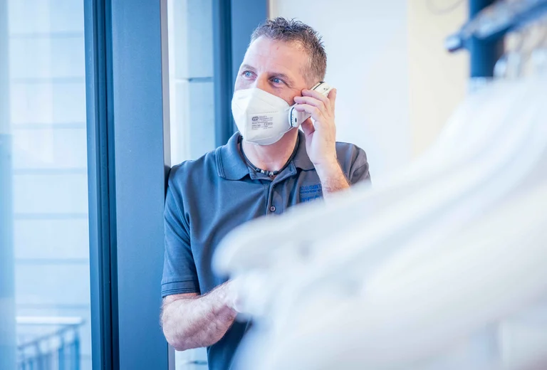 Auch wenn er im Krankenhaus unterwegs ist, ist der Mitarbeiter der Technik immer zu erreichen.