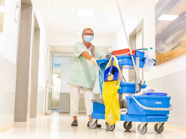 Bereits seit 2002 ist Carmen Putzig Mitarbeiterin der St. Elisabeth Gruppe und fest als Reinigungskraft auf der Station 1B des St. Anna Hospital eingesetzt. 