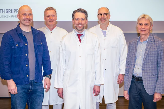 Informierten Patienten über urologische Krebserkrankungen (v. l. n. r.): Priv.-Doz. Dr. Karl Tully, Oberarzt der Klinik für Urologie, Priv.-Doz. Dr. Rein-Jueri Palisaar, Leitender Arzt der Abteilung für roboterassistierte Urologie der Klinik für Urologie, Prof. Dr. Florian Roghmann, Direktor der Klinik für Urologie, Priv.-Doz. Dr. Peter Bach, Leitender Oberarzt der Klinik für Urologie sowie Burkhard Schadomsky, Leiter der Selbsthilfegruppe Bochum / Herne.