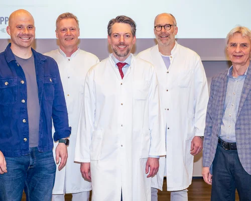 Informierten Patienten über urologische Krebserkrankungen (v. l. n. r.): Priv.-Doz. Dr. Karl Tully, Oberarzt der Klinik für Urologie, Priv.-Doz. Dr. Rein-Jueri Palisaar, Leitender Arzt der Abteilung für roboterassistierte Urologie der Klinik für Urologie, Prof. Dr. Florian Roghmann, Direktor der Klinik für Urologie, Priv.-Doz. Dr. Peter Bach, Leitender Oberarzt der Klinik für Urologie sowie Burkhard Schadomsky, Leiter der Selbsthilfegruppe Bochum / Herne.