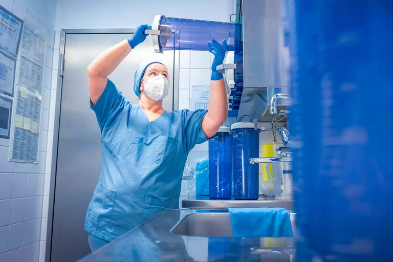 Die Blutgläser reinigt die OP-Reinigungskraft und verräumt die sauberen Gefäße zurück in den Schrank.