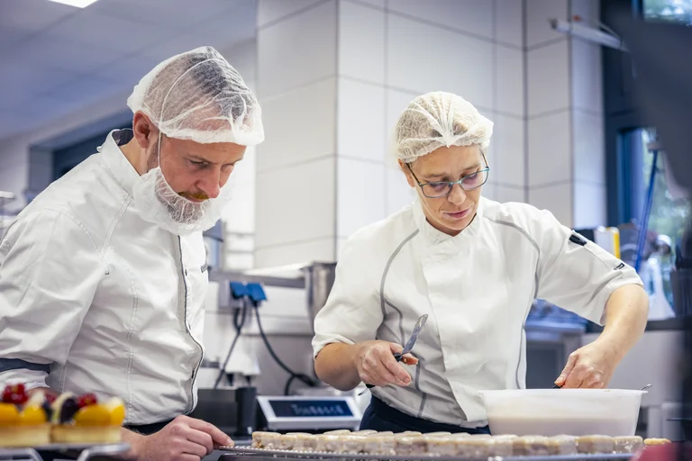 Das Konditoren-Team stellt gemeinsam verschiedene Gebäcke her.