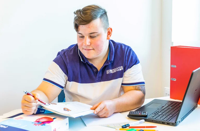 Cedric lernt für die Pflegeausbildung