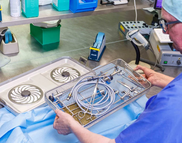 Andreas Wolf mit einem OP-Container in der Zentralsterilisation