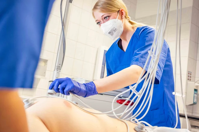 Pflegekraft führt eine EKG-Untersuchung durch
