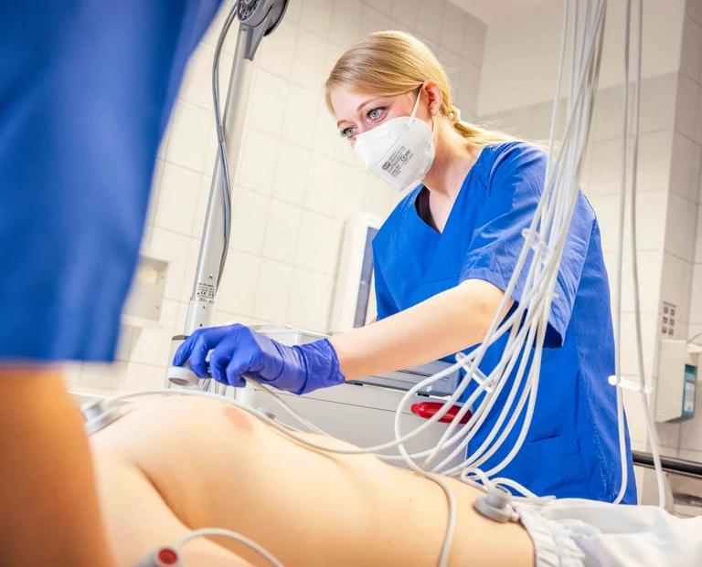 Eine Pflegekraft der Zentralen Notaufnahme führt ein EKG durch