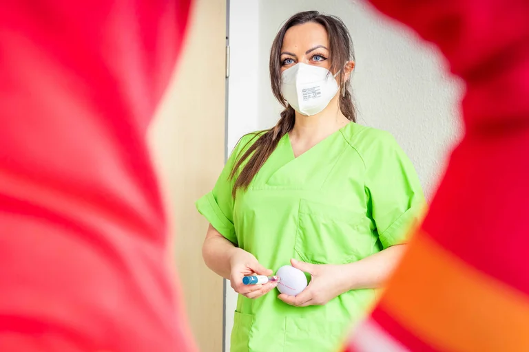 Tatjana Sinner erklärt einer Patientin, wie Insulin gespritzt wird.