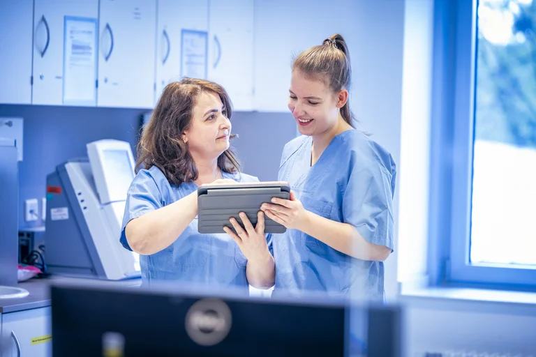 Assistenzärztin Anästhesie in Abstimmung mit einer Kollegin