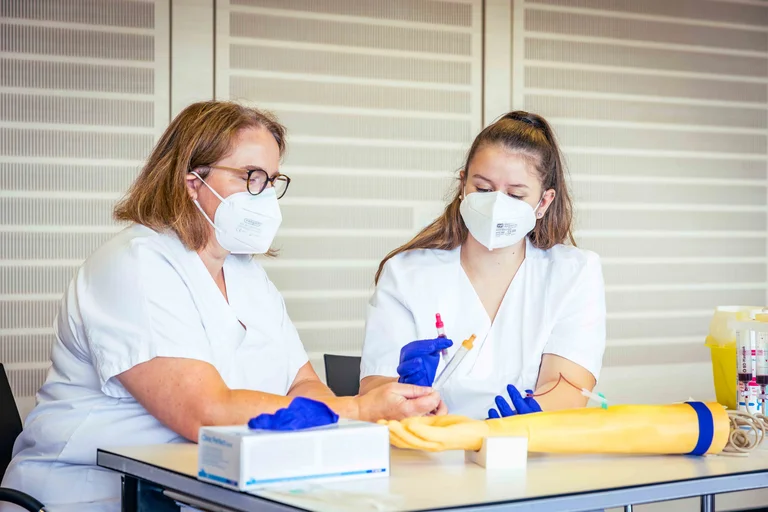 Lena Beckmann im Blutentnahme-Kurs während ihrer Pflegeausbildung