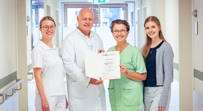 Dr. Axel Münker (2. v. l.), Leitender Arzt der Abteilung für Schmerz- und Palliativmedizin des Marien Hospital Herne, und sein Team freuen sich über die erneute Zertifizierung der Palliativstation des Marien Hospital Herne.