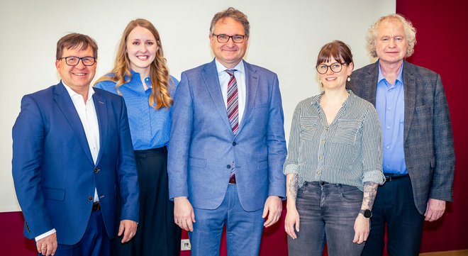 Dr. Peter W. Nyhuis (Mitte), Chefarzt und Ärztlicher Direktor des St. Marien Hospital Eickel, diskutierte mit weiteren Fachexperten über therapeutische Herausforderungen.