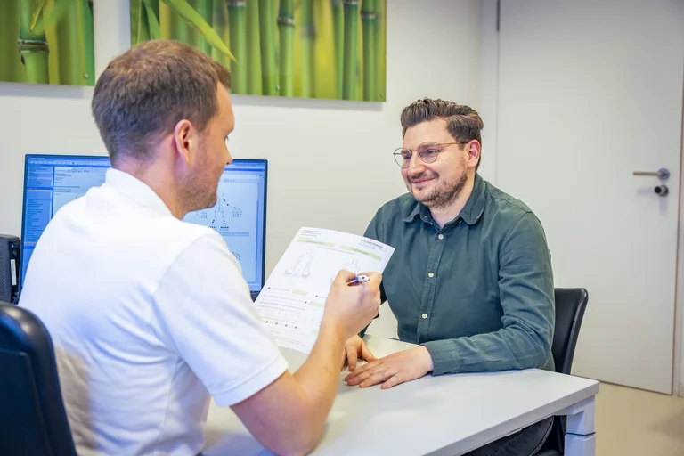 Assistenzarzt Rheumatologie bei der Patientenaufnahme