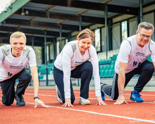 Mika Menzel, Sabine Edlinger und Rüdiger Döring machen sich bereit für den St. Elisabeth Firmenlauf 2026