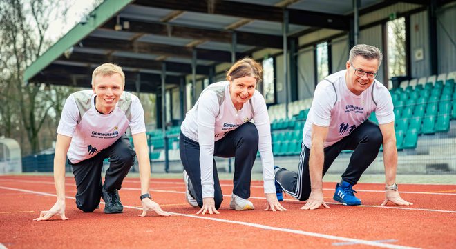 Mika Menzel, Sabine Edlinger und Rüdiger Döring machen sich bereit für den St. Elisabeth Firmenlauf 2026