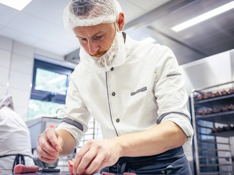 Filigrane Arbeiten mit Marzipan werden zur Verzierung von Torten genutzt.