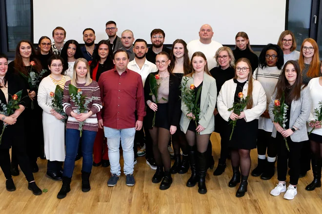 28 examinierte Pflegekräfte
