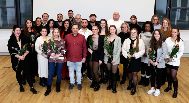 28 examinierte Pflegekräfte