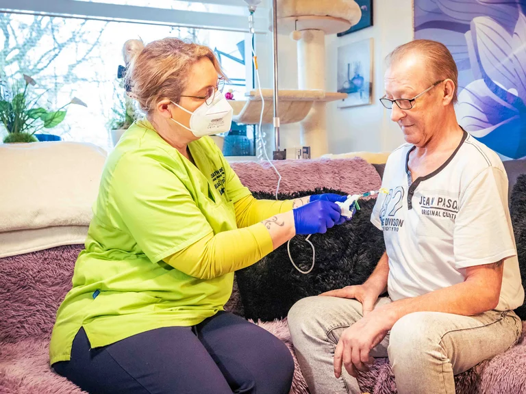 Ambulante Pflege: Eine Mitarbeiterin ist zuhause beim Patienten