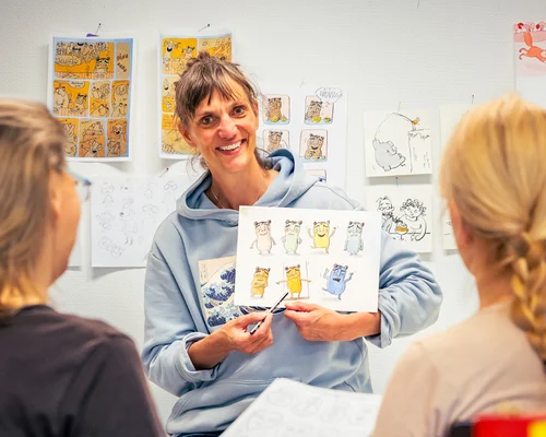 Beim N8-Atelier entwickelten die Teilnehmenden gemeinsam mit der Künstlerin Wibke Brandes (Mitte) und den Kunsttherapeutinnen des St. Marien Hospital Eickel eigene Figuren und setzten diese in kreativen Kurzgeschichten um. 