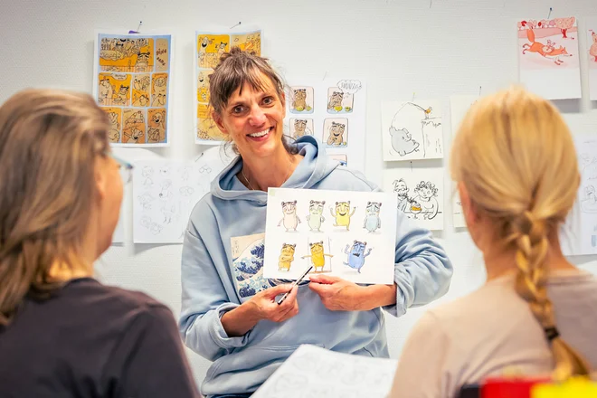 Beim N8-Atelier entwickelten die Teilnehmenden gemeinsam mit der Künstlerin Wibke Brandes (Mitte) und den Kunsttherapeutinnen des St. Marien Hospital Eickel eigene Figuren und setzten diese in kreativen Kurzgeschichten um. 
