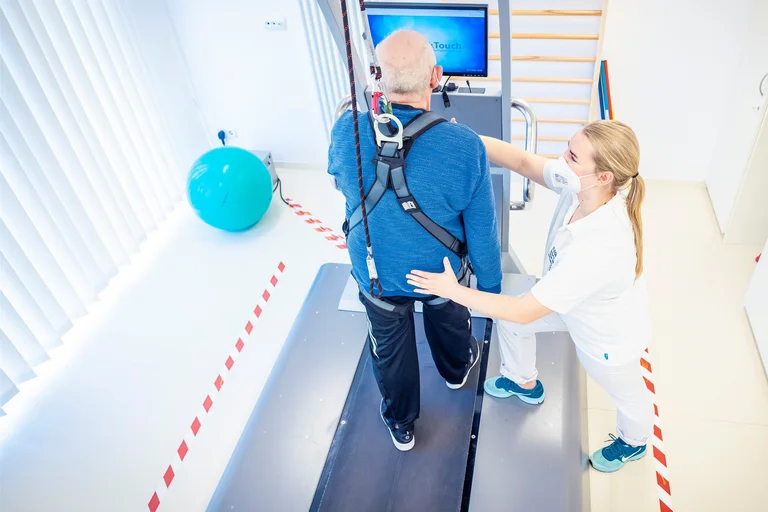 Physiotherapeutin annika Deese mit einem Patienten auf dem Stolperlaufband 