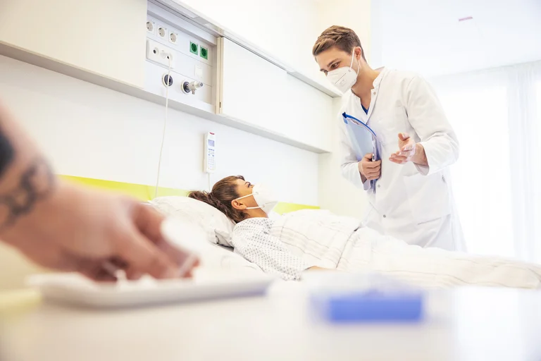 Ein Arzt am Patientenbett