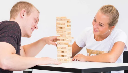 Ausbildung zum Ergotherapeuten: Mit Geschicklichkeitspielen wie hier im Bild mit einem Wackelturm, trainieren Ergotherapeuten Feinmotorik und Geschicklichkeit mit den Patienten. 