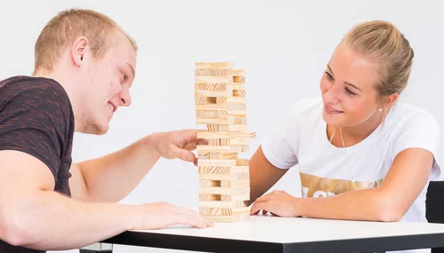 Ausbildung zum Ergotherapeuten: Mit Geschicklichkeitspielen wie hier im Bild mit einem Wackelturm, trainieren Ergotherapeuten Feinmotorik und Geschicklichkeit mit den Patienten. 