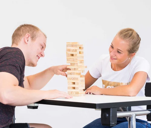 Ausbildung zum Ergotherapeuten: Mit Geschicklichkeitspielen wie hier im Bild mit einem Wackelturm, trainieren Ergotherapeuten Feinmotorik und Geschicklichkeit mit den Patienten. 