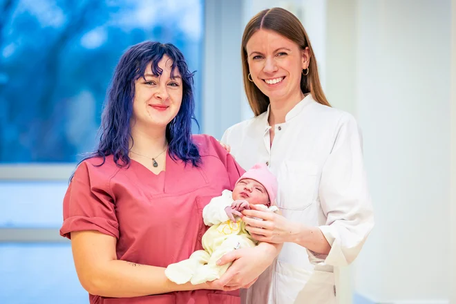 Ayla auf dem Arm von Hebamme Caroline Härtel und mit Dr. Julia Hecken, Assistenzärztin in der Klinik für Frauenheilkunde und Geburtshilfe des Marien Hospital Herne.