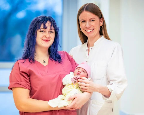 Ayla auf dem Arm von Hebamme Caroline Härtel und mit Dr. Julia Hecken, Assistenzärztin in der Klinik für Frauenheilkunde und Geburtshilfe des Marien Hospital Herne.