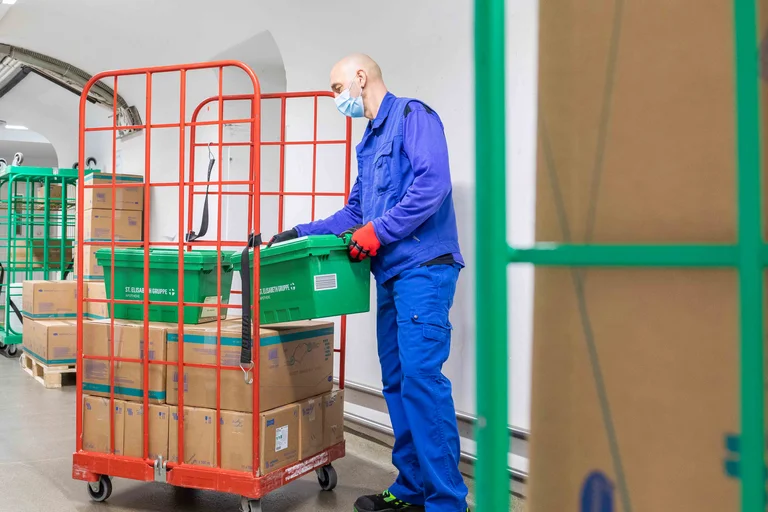 Jörg Berendes bereitet seinen Wagen für eine Auslieferung im Haus vor. 